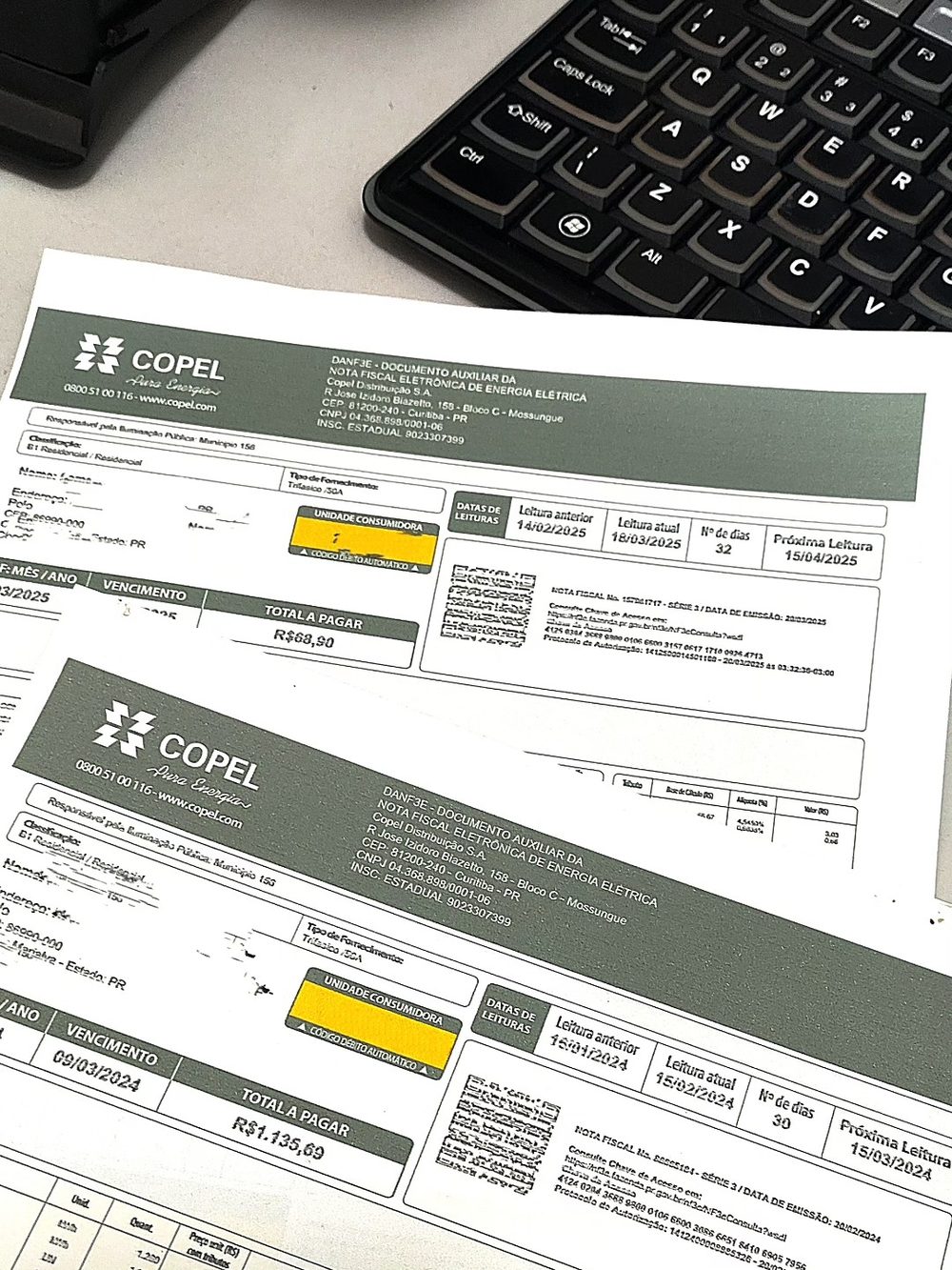 Faturas de energia de um cliente 3B Solar, antes e depois da instalação: de R$1.135,69 para R$68,90