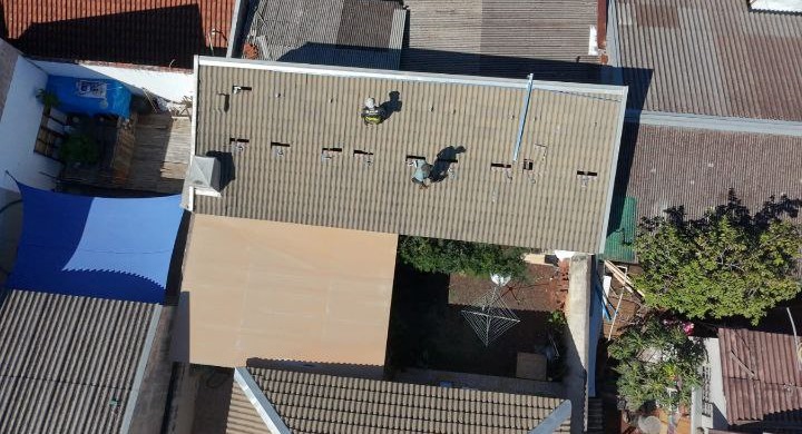 Equipe da 3B Solar instalando painéis solares no telhado
