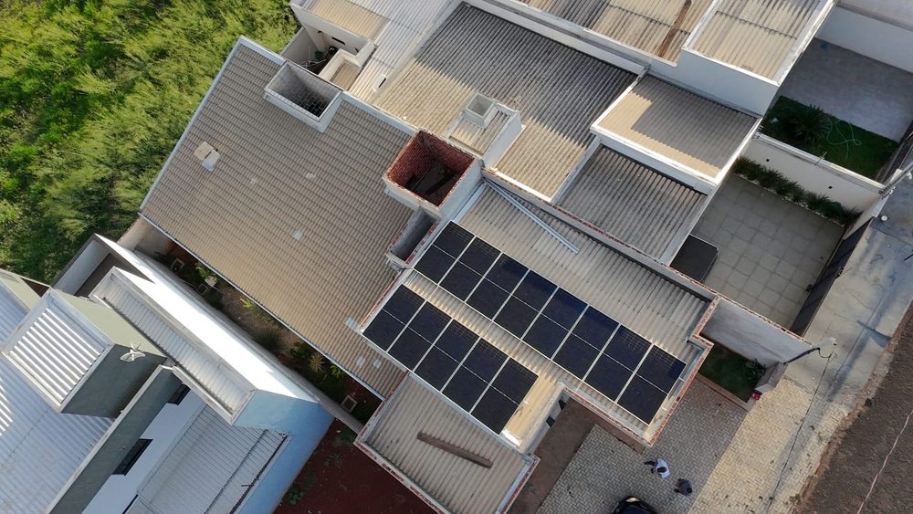 Sistema fotovoltaico instalado e conectado, vista aérea
